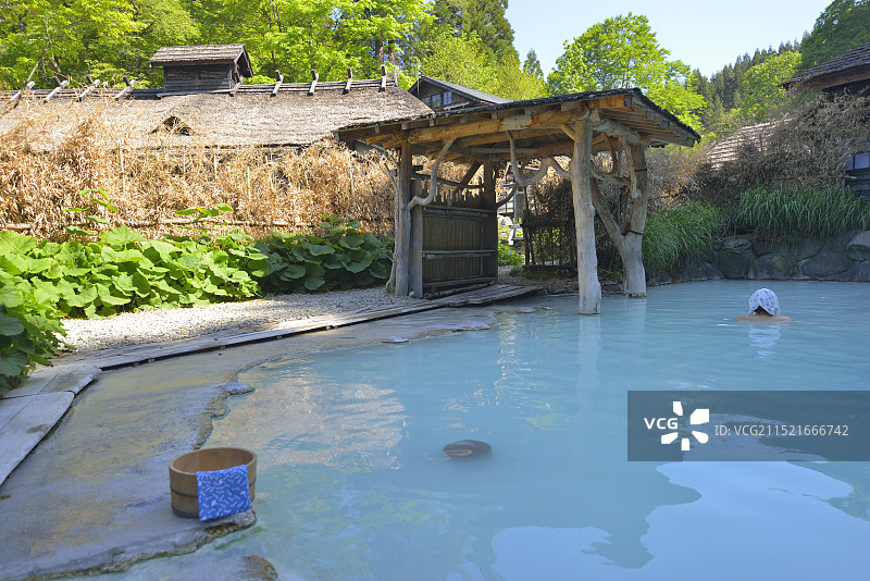 热水壶和露天浴池图片素材