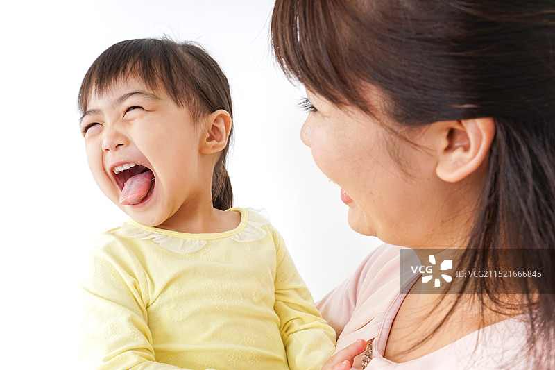 母亲抱着孩子图片素材