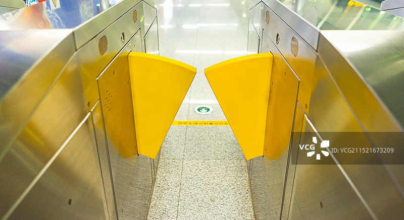 中国城市交通拍摄主题，国内火车交通公共设施，地铁站里的闸机刷票检票机器，室内无人图像摄影图片素材