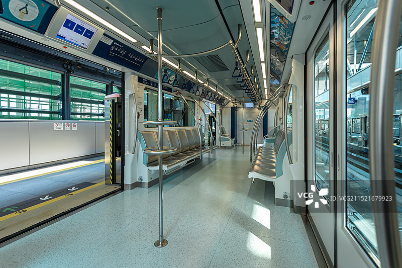 中国澳门轻轨车厢内部照片图片素材