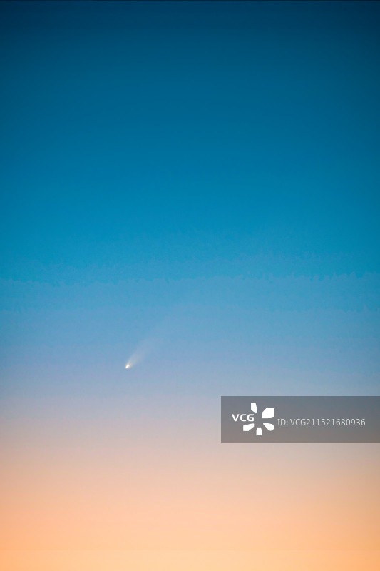 朝霞晨光中的紫金山彗星图片素材