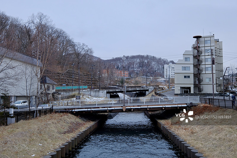 日本北海道洞爷湖冬季雪景与河流上的小桥图片素材