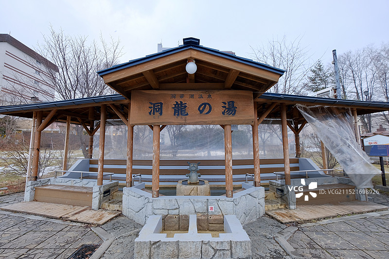 冬天日本北海道洞爷湖湖边的温泉足汤图片素材