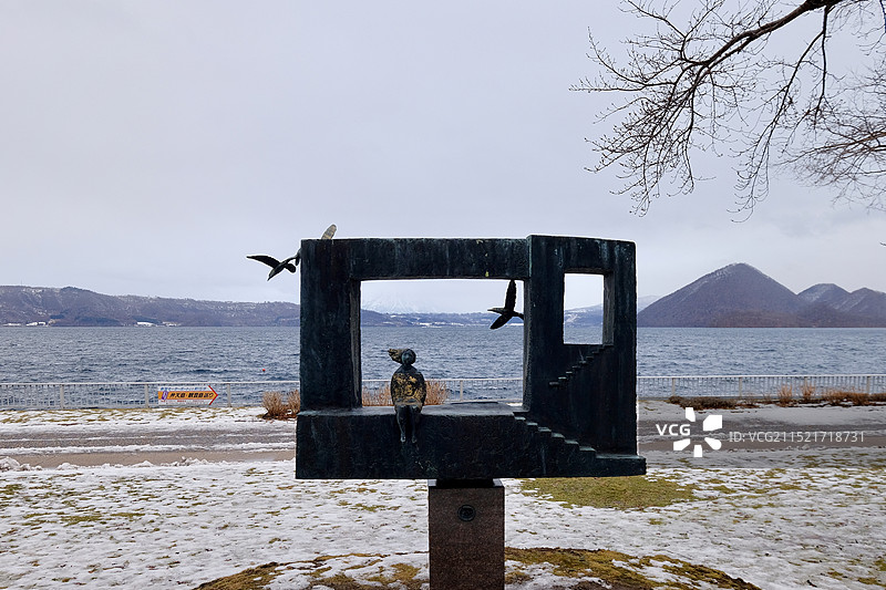 冬天日本北海道洞爷湖湖边的艺术装置图片素材