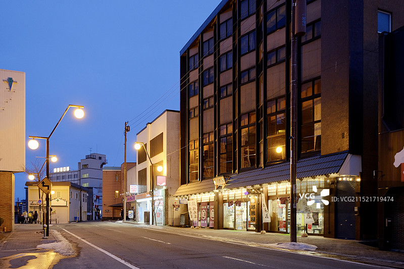 冬天夜晚日本北海道洞爷湖的街道与街边亮灯的店铺图片素材