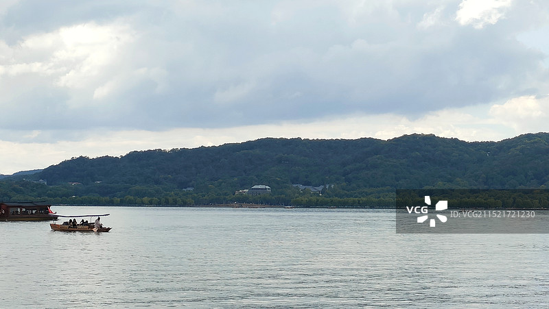 西湖上游客在划船图片素材