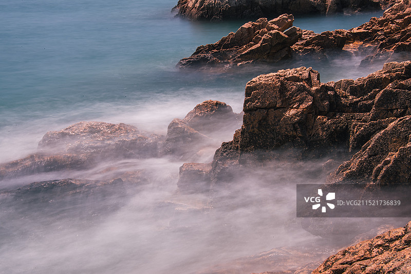 青岛小麦岛慢门红色礁石图片素材