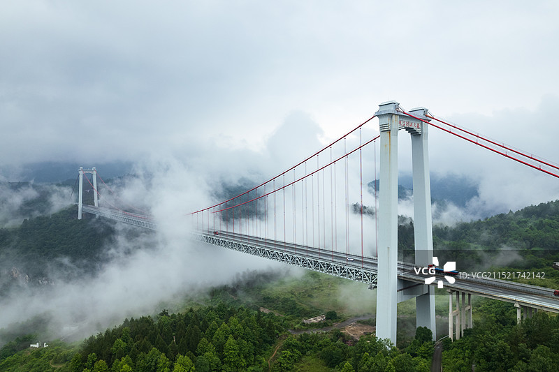 夏天早晨云雾中的张花澧水大桥 吊桥 云景图片素材