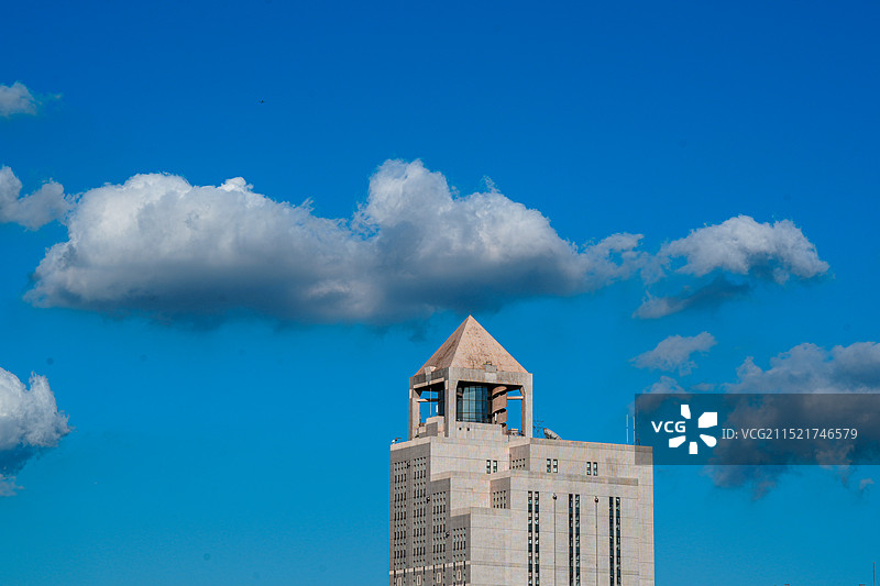 蓝天白云下的上海图书馆特写图片素材