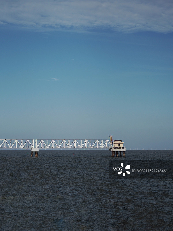 天津东堤公园 海上栈道小房子图片素材