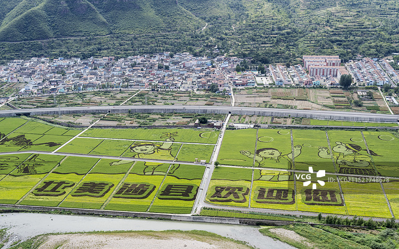 河北涉县韩王九寨景区和山下种植的稻田画图片素材