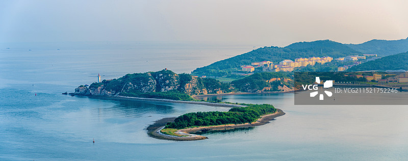 中国辽宁大连旅顺白玉山远眺旅顺口老虎尾灯塔图片素材