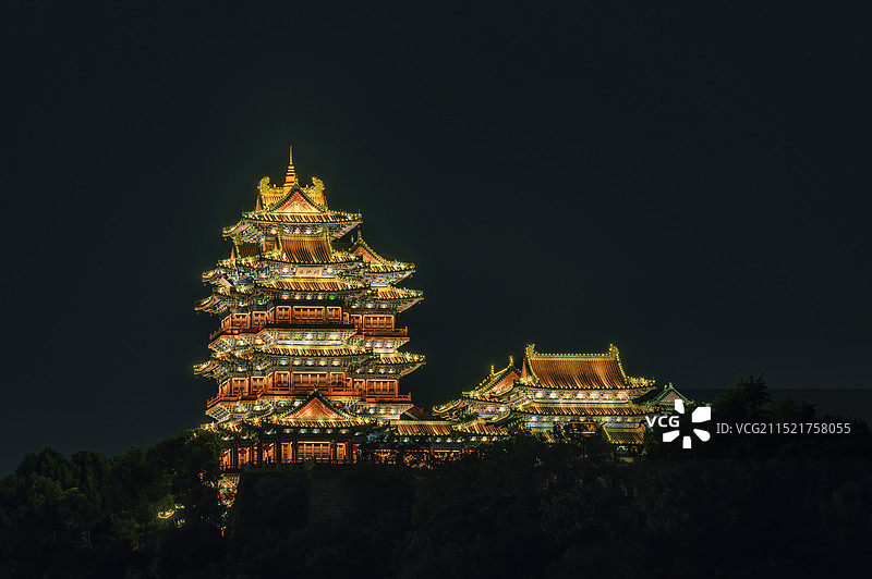 阅江楼夜的帷幕下，它静静矗立，少了月光的轻抚，却多了几分神秘的诗意。风过，似在低语岁月的故事。图片素材