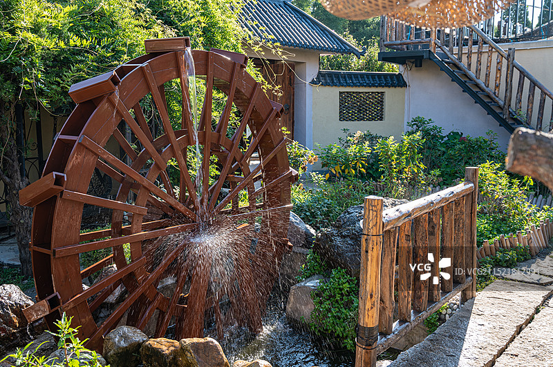 正在喷水的古老水车，中国传统水利工具，轮式水车图片素材