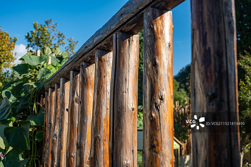 蓝天下的木栅栏特写镜头图片素材