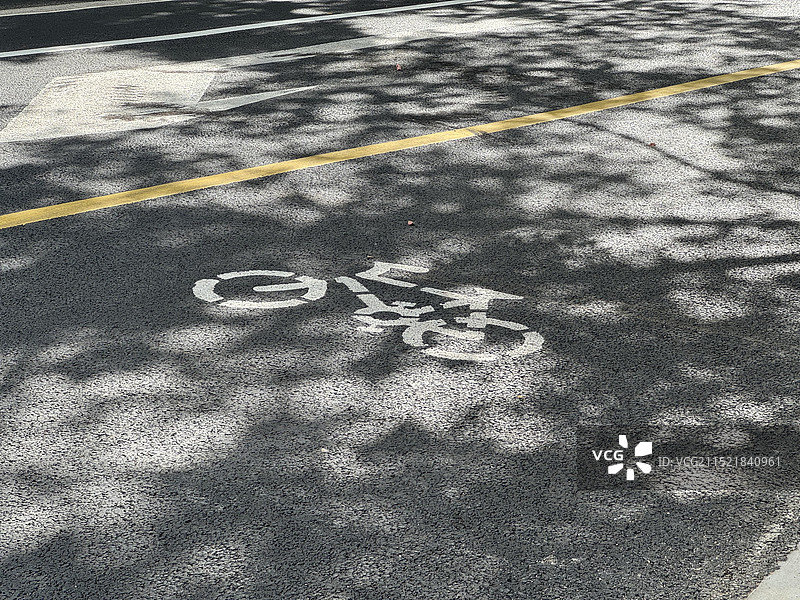 柏油马路非机动车道上的交通标识图片素材