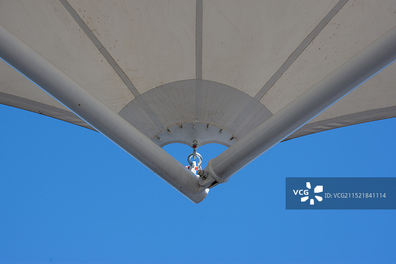 晴朗蓝天下的建筑结构低角度视图图片素材