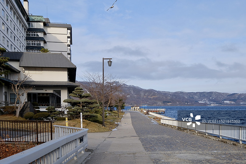 冬天日本北海道洞爷湖湖边的道路与建筑物在蓝天下图片素材