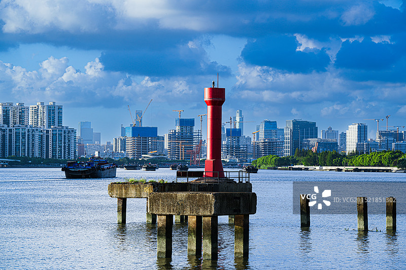 上海黄浦江导航灯塔和石墩图片素材