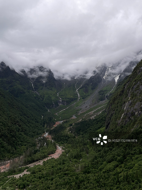 理小路红石滩图片素材