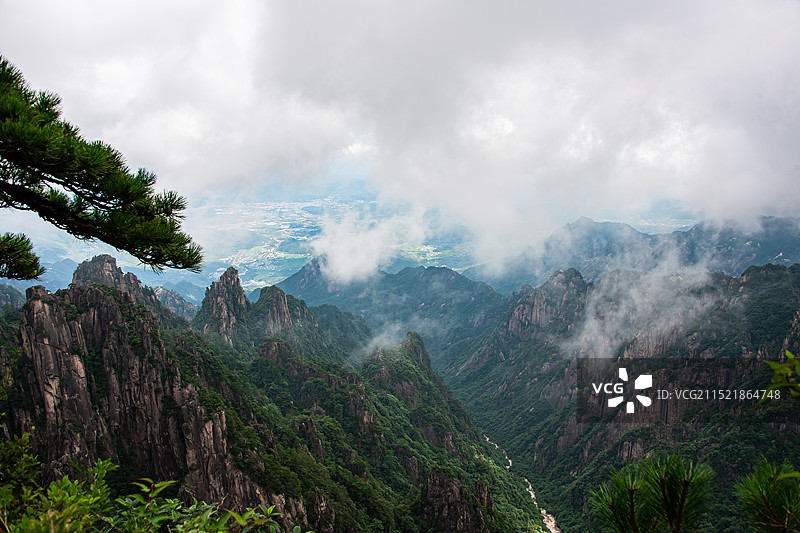 安徽省黄山的奇峰怪石风光图片素材