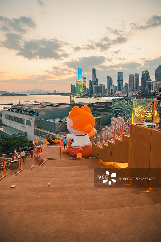 青岛城市风光：海信广场顶楼观海平台SKY BOWL图片素材