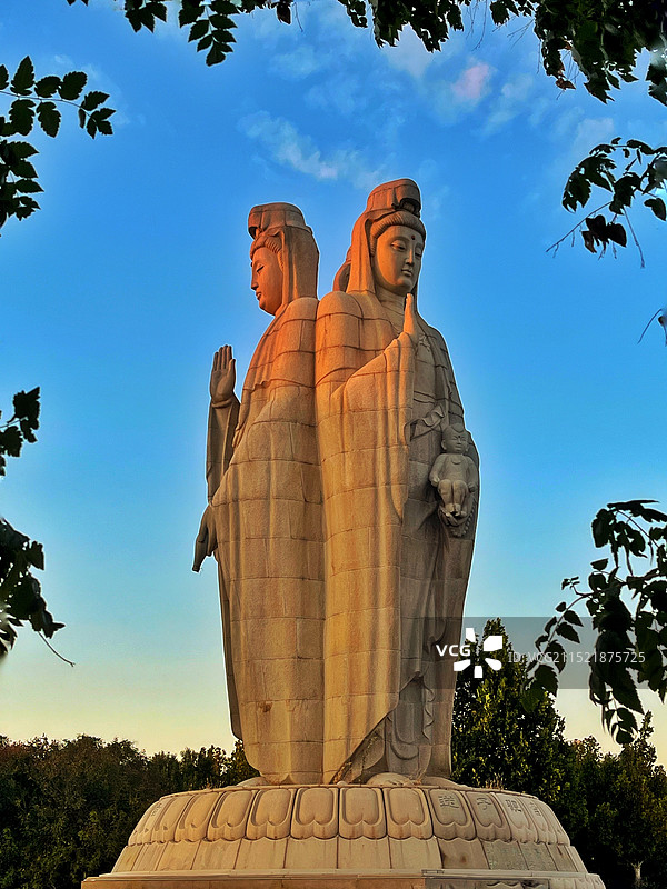 霞光中的三神雕像：拍摄于西沽潮音寺。图片素材