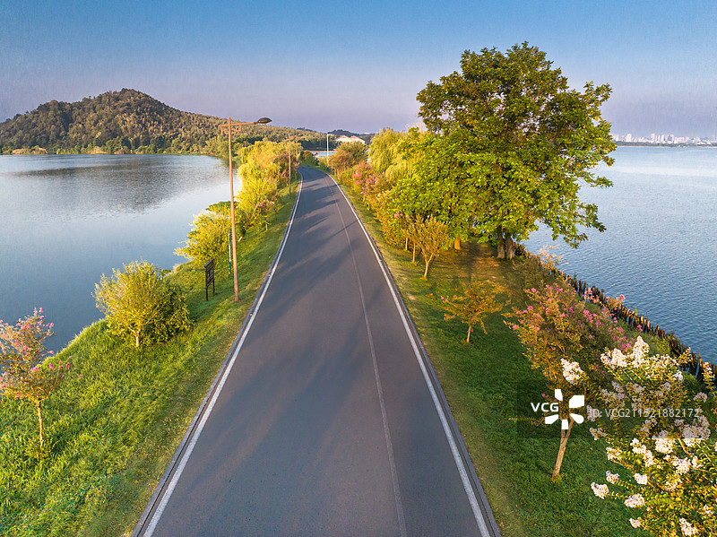 航拍初秋清晨安徽池州醉美天路-平天湖天路图片素材