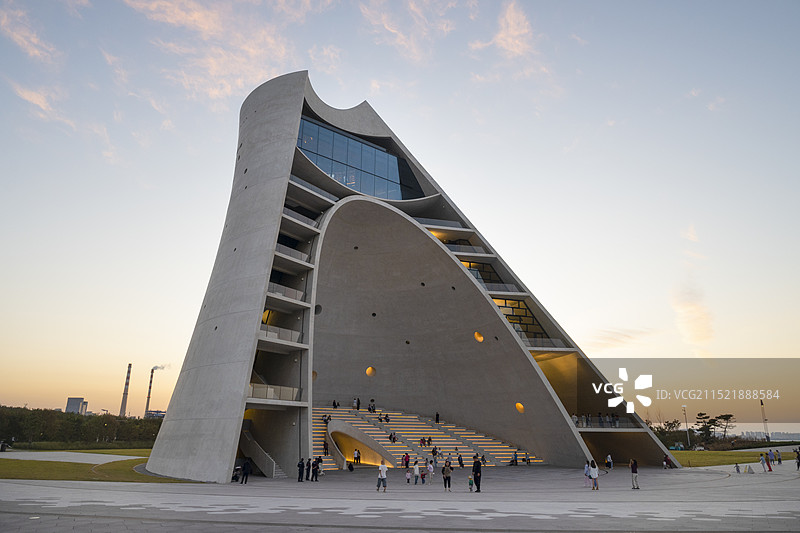 烟台开发区新地标时光塔建筑风光全景图片素材