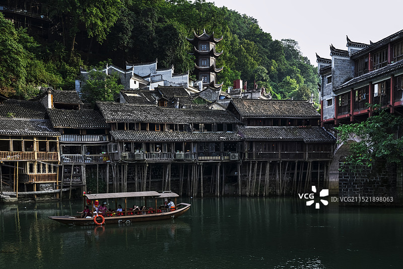 湖南凤凰古城沱江岸边的吊脚楼图片素材