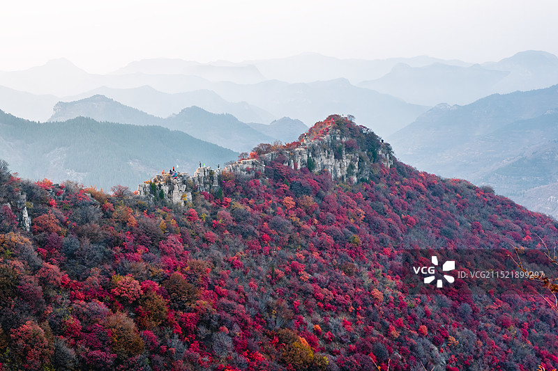 秋季五彩森林红叶悬崖峭壁风光，青州锯齿崖红叶景色，潍坊，山东图片素材