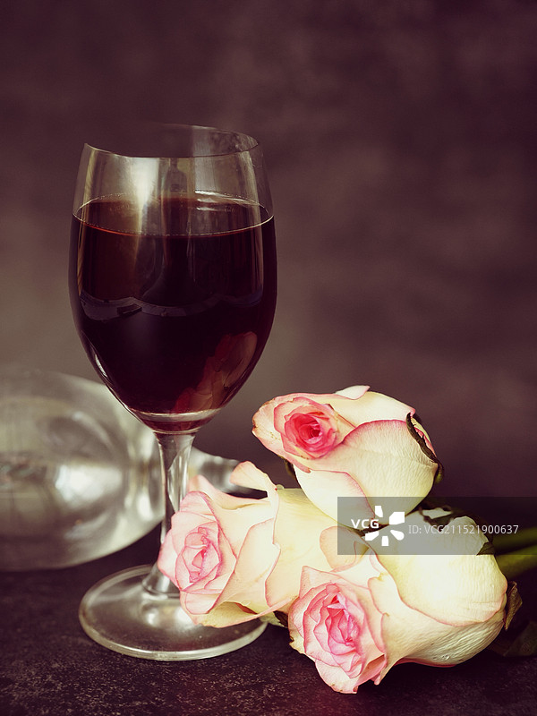 静物：葡萄酒与玫瑰花图片素材