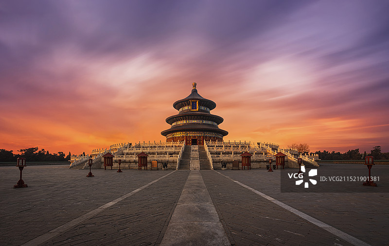 日落晚霞彩云下的北京天坛祈年殿图片素材
