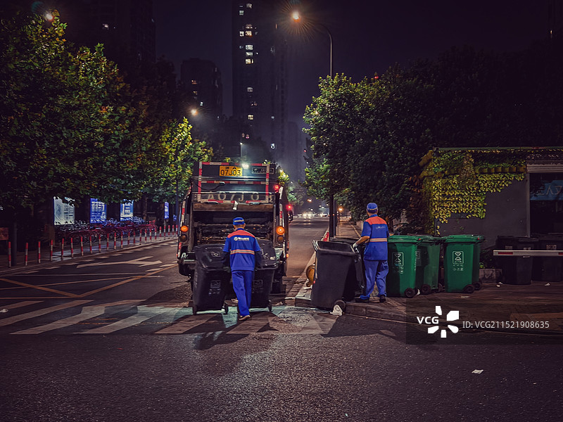 深夜垃圾清运站图片素材