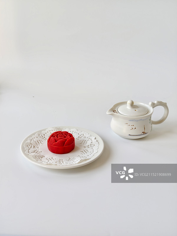 放在桌子上的盘子里月饼茶杯图片素材