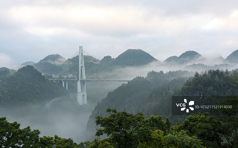 云雾中清江大桥图片素材