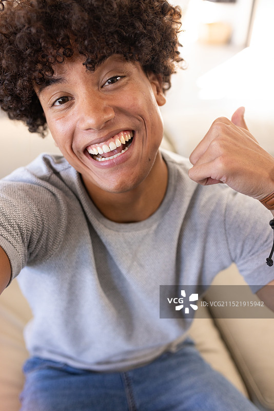 在家视频通话中微笑的年轻人图片素材