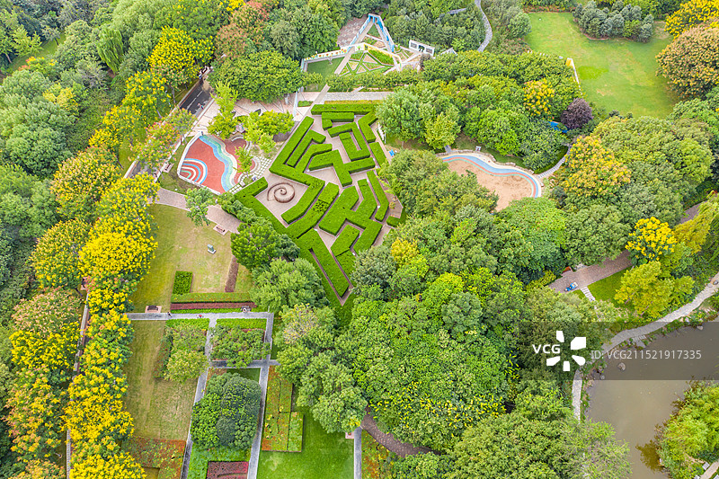 航拍植物迷宫 郑州植物园儿童探索园 英国汉普顿宫同款微缩版 树墙游乐园图片素材