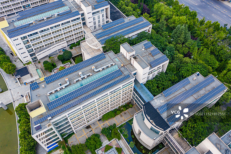 屋顶光伏电站 郑州大学工科园教学楼顶太阳能板 光伏组件 光电建筑应用示范项目 屋顶分布式光伏发电站图片素材