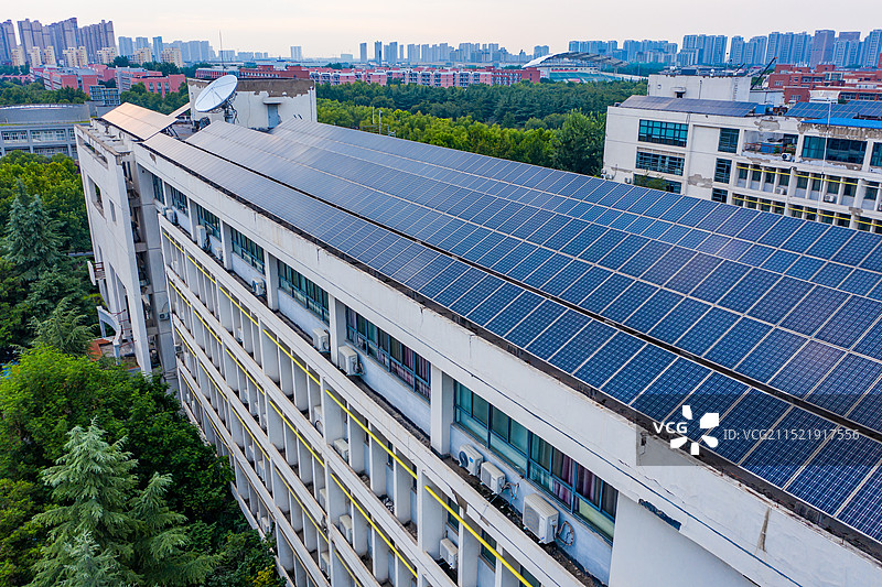 屋顶光伏电站 郑州大学工科园教学楼顶太阳能板 光伏组件 光电建筑应用示范项目 屋顶分布式光伏发电站图片素材