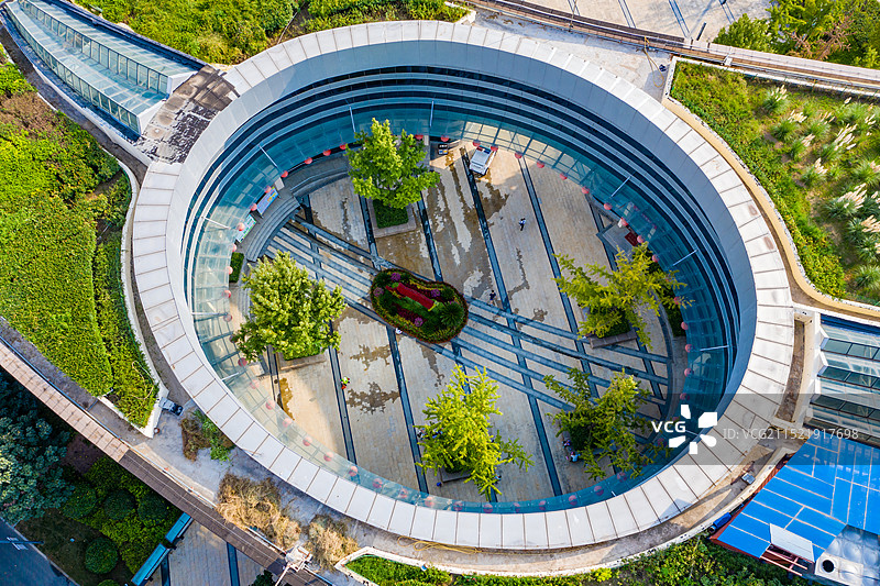 航拍郑州雕塑公园 西流湖公园 贾鲁河 休闲绿带及生态廊道 郑州雕塑艺术馆 滨湖景观城市绿带图片素材