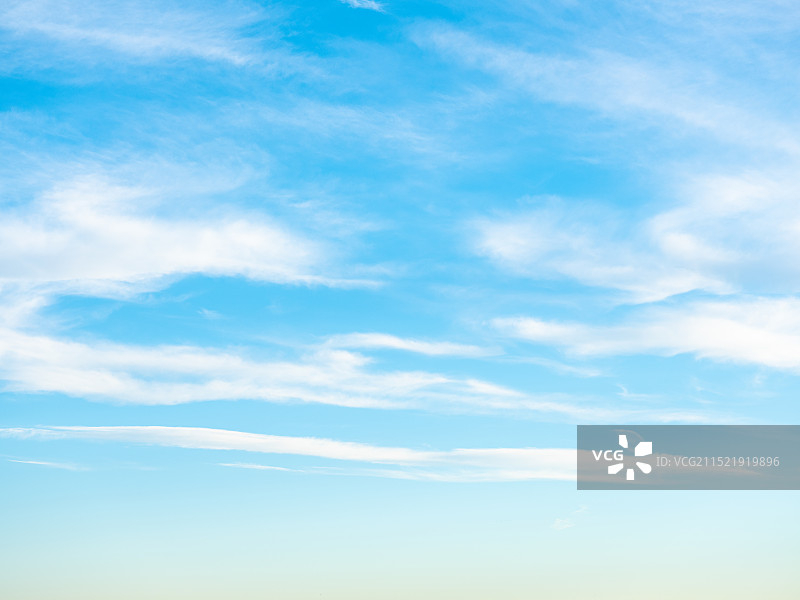 晴朗天空与丝状的云图片素材