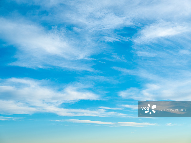 晴朗天空与丝状的云图片素材