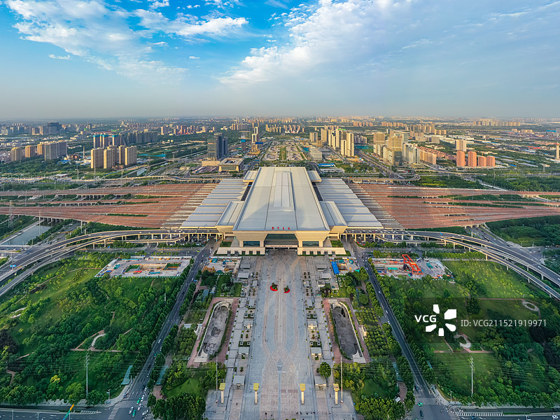 航拍郑州东站高铁站交通枢纽 高铁动车组列车火车站 高速铁路交通枢纽站 米字形高铁网图片素材