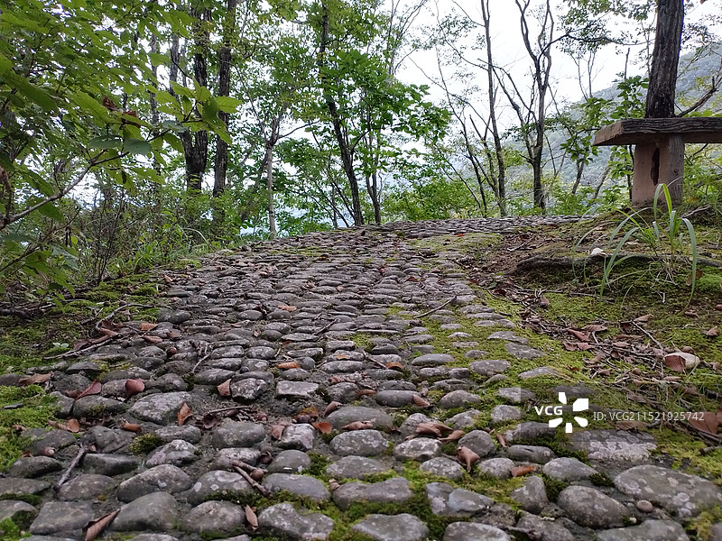 陕西商洛秦岭牛背梁石子路图片素材