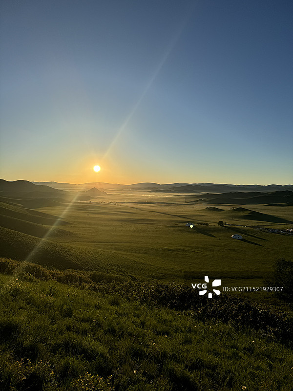 蓝天白云草原日出水面图片素材