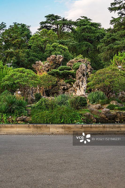 玄武湖公园里的造景叠石图片素材