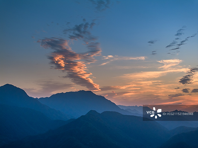 初秋航拍晚霞落日群山环绕、层峦叠障中安徽池州石台县图片素材
