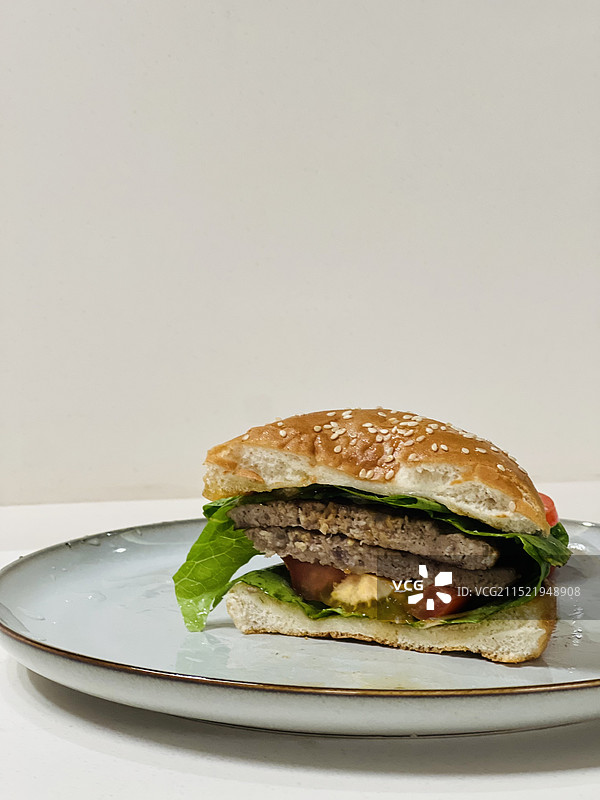 汉堡横切面静物棚拍图片素材