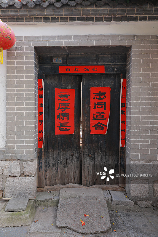 贴着春联的中式庭院建筑大门图片素材